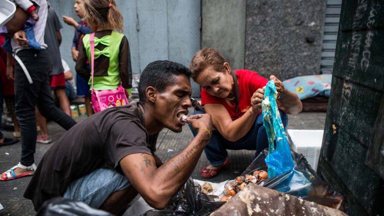 Mỗi người Venezuela sụt 11 kg vì khủng hoảng kinh tế
